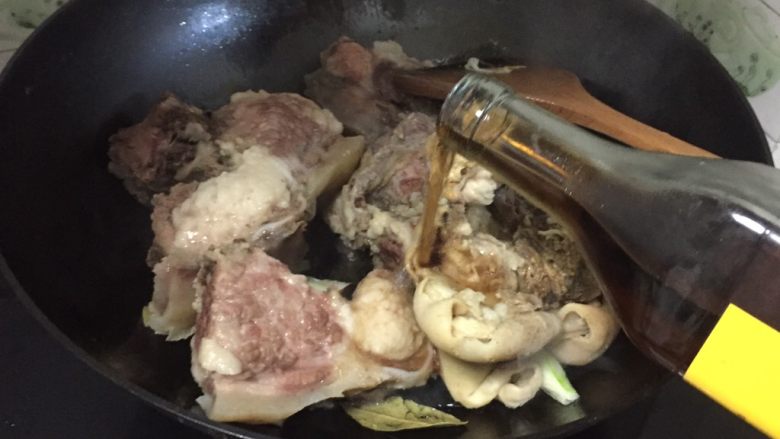 辣炒牛脸肉,牛脸放入加2大勺<a style='color:red;display:inline-block;' href='/shicai/ 718'>料酒</a>,比一般的卤菜多,需要除味