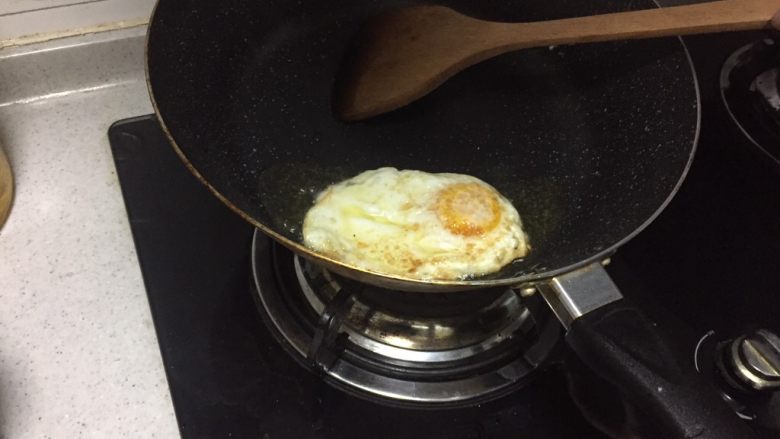 辣炒牛脸肉,哈哈,炒牛脸的时候多了油,摊了个鸡蛋。