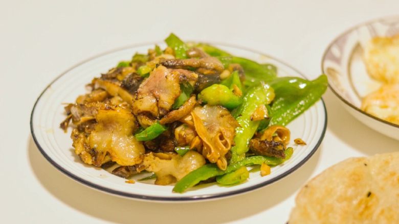 辣炒牛脸肉,装盘啦,看到牛耳朵拉么?脆脆的,和猪耳朵差不多口感。