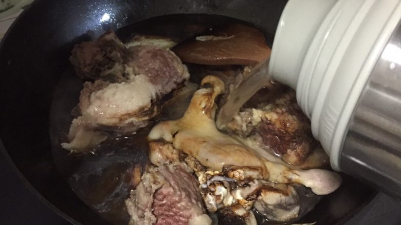 辣炒牛脸肉,炒好,加热开水,冷水肉就紧了,加热的