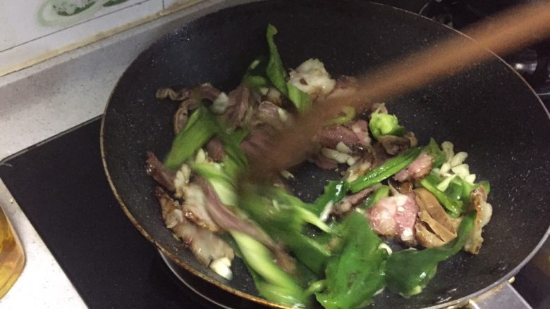 辣炒牛脸肉,加油,整体入锅大火翻炒,炒到青椒断生。