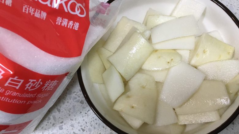 家常泡菜|酱萝卜皮,倒入适量<a style='color:red;display:inline-block;' href='/shicai/ 869'>白砂糖</a>,用手抓匀,腌制20分钟,20分钟以后萝卜会腌出水
