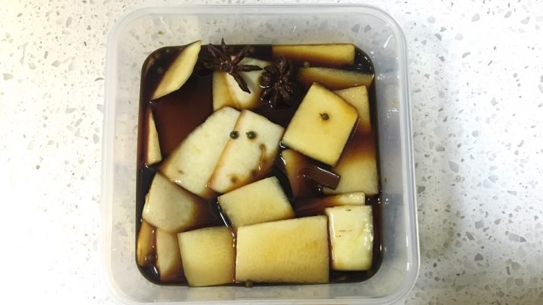 家常泡菜|酱萝卜皮,料汁完全晾凉以后,把料汁倒入乐扣盒子里,倒入萝卜皮