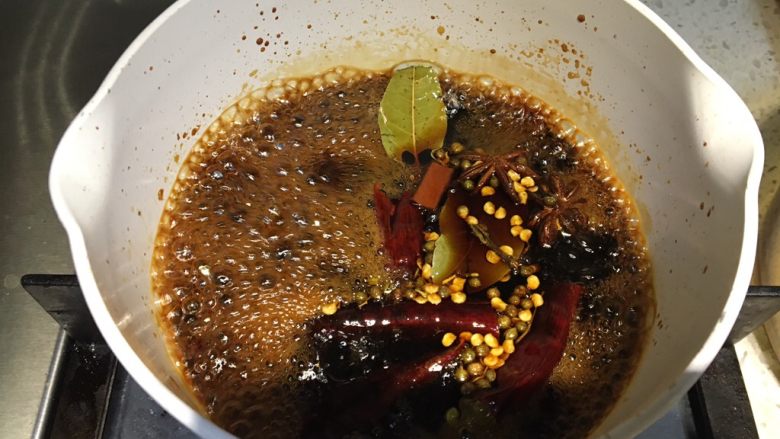 家常泡菜|酱萝卜皮,煮到沸腾,并冰糖融化,关火,放一旁晾凉
