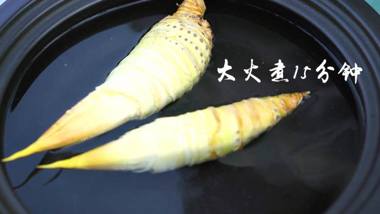 不俗又不瘦,东坡最爱竹笋焖猪肉,<a style='color:red;display:inline-block;' href='/shicai/ 31'>竹笋</a>剥壳,大火煮15分钟