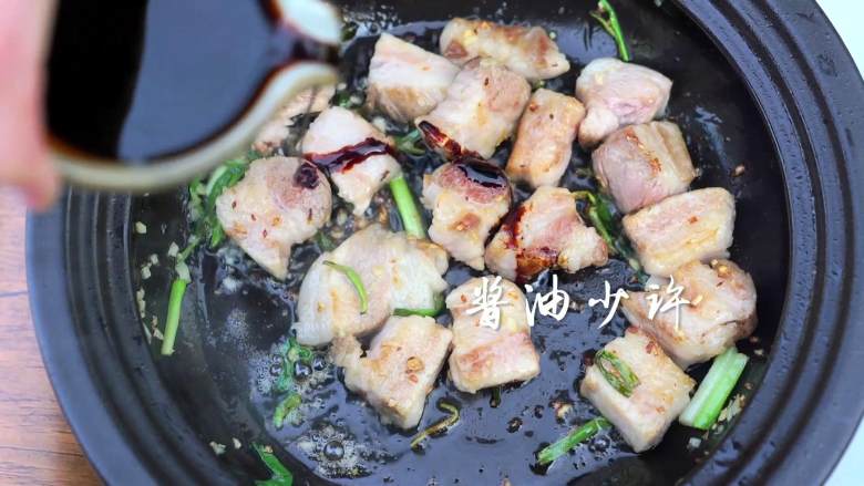 不俗又不瘦,东坡最爱竹笋焖猪肉,加入<a style='color:red;display:inline-block;' href='/shicai/ 692'>酱油</a>