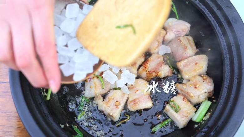 不俗又不瘦,东坡最爱竹笋焖猪肉,加入<a style='color:red;display:inline-block;' href='/shicai/ 866'>冰糖</a>继续翻炒