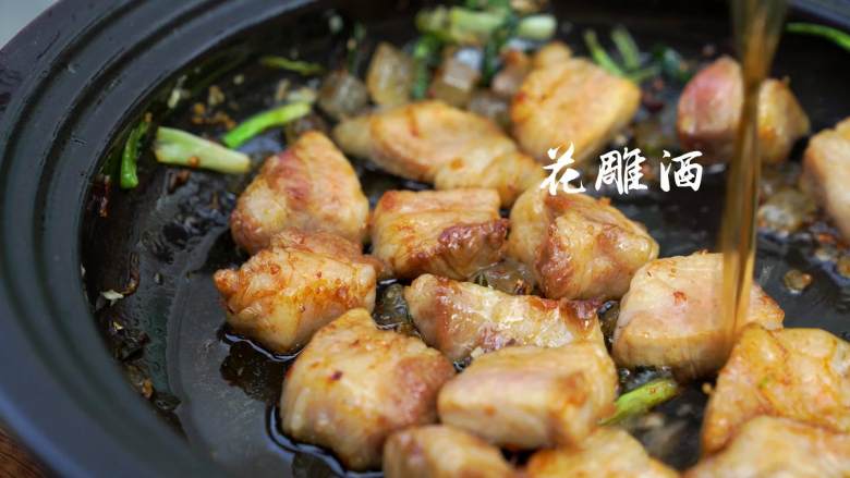 不俗又不瘦,东坡最爱竹笋焖猪肉,加<a style='color:red;display:inline-block;' href='/shicai/ 899'>花雕酒</a>