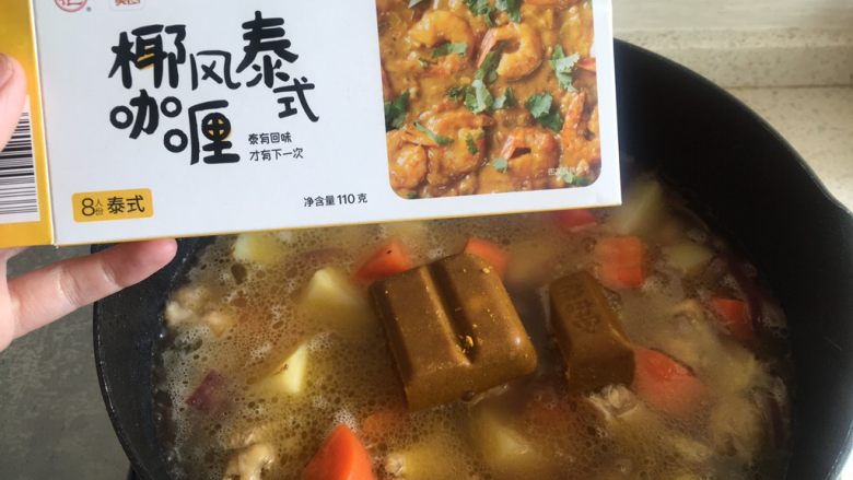 吃鸡+泰式椰香咖喱鸡,倒入能没过食材的清水,加入椰风泰式<a style='color:red;display:inline-block;' href='/shicai/ 10650'>咖喱块</a>3小块
