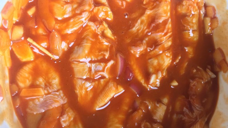 吃鸡+吮指烤鸡翅,把鸡翅放进去滚一圈,保证鸡翅全部沾上腌料酱,然后重要步骤来啦,戴上一次性手套,给鸡翅们做一个马杀鸡吧,按摩10分钟,再封上保鲜膜静置2小时以上