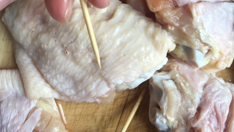 吃鸡+吮指烤鸡翅,反过来正面用牙签戳上孔,便于入味