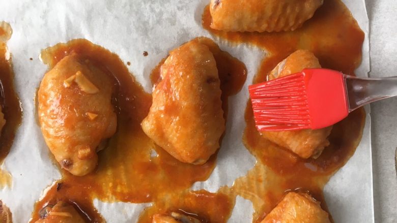 吃鸡+吮指烤鸡翅,中途需要取出再刷上剩下的腌料酱汁,再放入继续烤