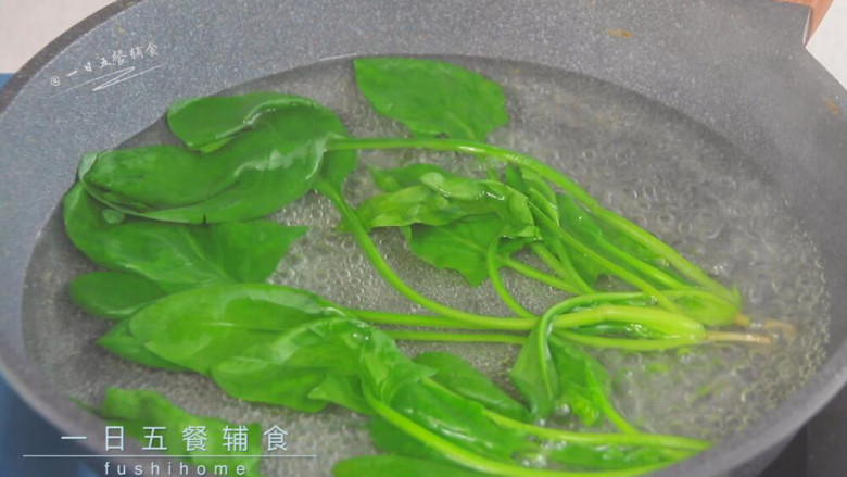 羊肉小水饺,菠菜热水中焯1分钟。