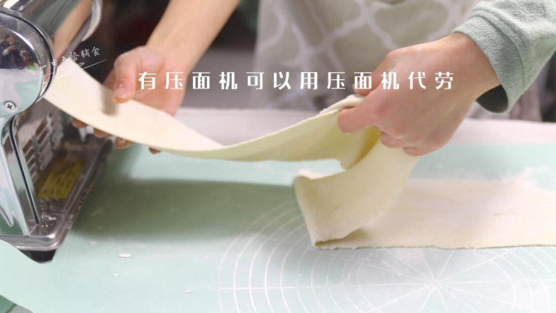 羊肉小水饺,面团擀成薄片,有压面机可以用压面机代劳。
