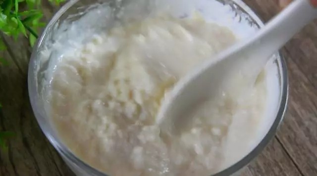 圣诞节特辑——自制提拉米苏,碗中倒入酸奶,加入豆腐,搅拌均匀