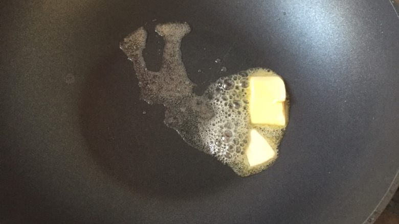 苹果派,锅加热,放入黄油溶化成液体
