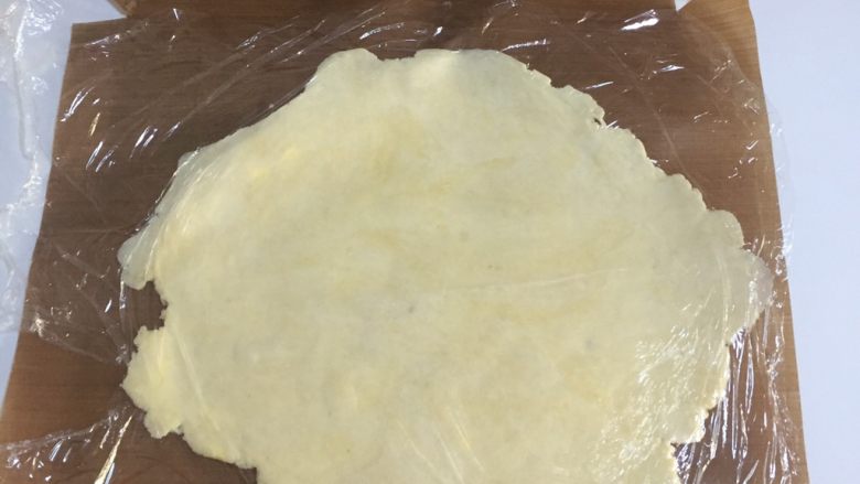 苹果派,面团醒好后铺上油布或者保鲜膜,用擀面杖擀成片, 厚度在3cm左右