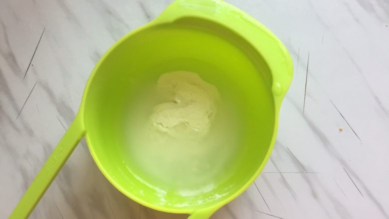 苹果派,淀粉加水调匀,加一点盐