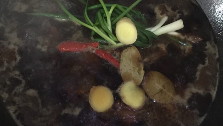 红烧牛肉粉丝汤,放葱 姜 八角 桂皮 香叶 红辣椒 大火烧开,转小火慢炖,有砂锅直接倒砂锅中炖,大概1个小时至牛肉软烂时加适量的盐调味,继续再炖10分钟即可
没有砂锅用炒锅时间会长一点
这样是连汤水的,适合做面条 牛肉炖土豆等。
如想要做红烧牛肉的,挑出佐料,大火收汁,出锅前撒上小香葱末即可