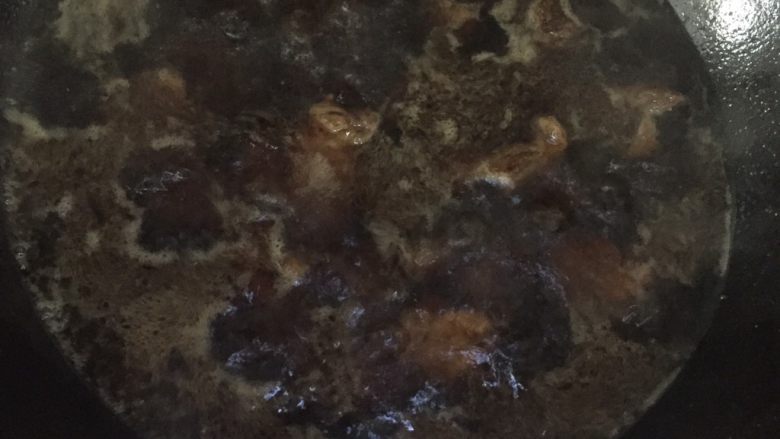 红烧牛肉粉丝汤,加莫过牛肉的开水(这里说一下加什么水哈!一般都是加开水,这样煮出来的肉会比较鲜嫩软烂,如果加凉水,炒热的牛肉遇到凉水会立刻收缩,再想煮烂就比较难了,当然加凉水煮出来的汤汁会比较鲜美哦!这里就自行选择了哈!)
