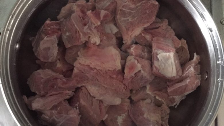红烧牛肉粉丝汤,洗净连同冷水一起下锅,大火烧开