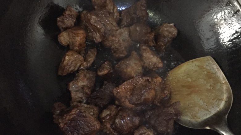 红烧牛肉粉丝汤,放料酒去腥,放老抽调色 不停翻炒