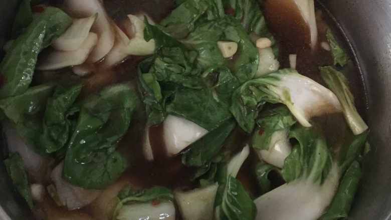 红烧牛肉粉丝汤,锅烧开放入青菜烧开,不要盖锅盖,不然会焖黄掉的!