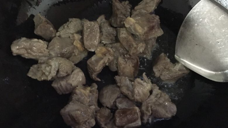 红烧牛肉粉丝汤,放牛肉翻炒,注意别被油溅到哦!可用锅盖遮挡一下