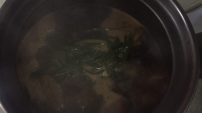 红烧牛肉粉丝汤,我直接倒到砂锅里炖了,这样会比铁锅要快,而且味道会比较好一点的!