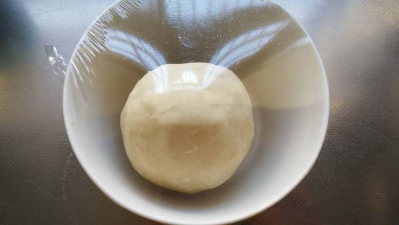 蛋黄酥 (超详细步骤), 油皮:面粉加糖、盐混合后加入猪油搓匀,再慢慢加水和成光滑的面团,揉匀揉光滑盖保鲜膜松驰30分钟。