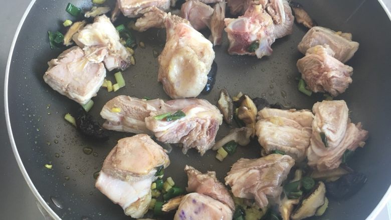 秘制羊排抓饭,放入羊排翻炒