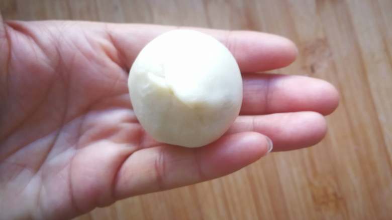 蛋黄酥 (超详细步骤),用右手虎口慢慢往上挤收口。