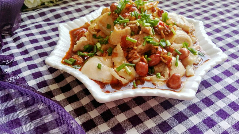 吃鸡 口水鸡,铺上桌布,可以美美的享用了,鸡腿嫩滑,又香又麻又辣,味道棒极啦!