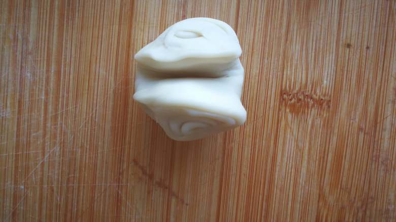 蛋黄酥 (超详细步骤),用手指中间压一下,对折。