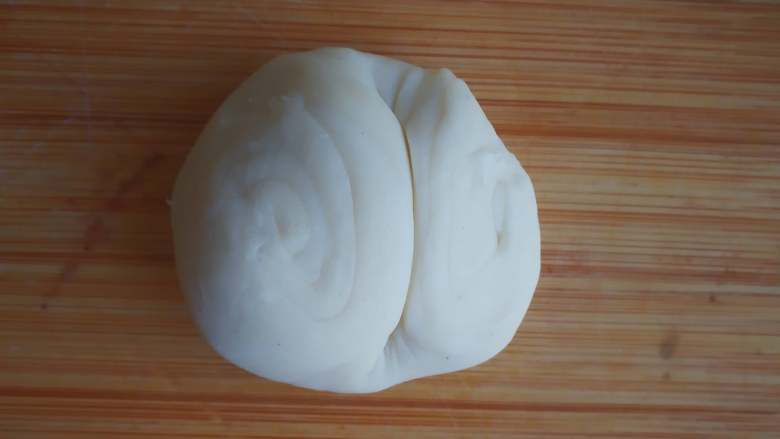 蛋黄酥 (超详细步骤),摁扁