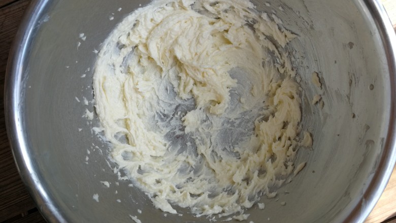 南瓜饼干,先用电动打蛋器不插电搅拌几下,把糖粉拌进黄油里(为了防止糖粉飞溅出来),然后再启动打蛋器低速搅打均匀