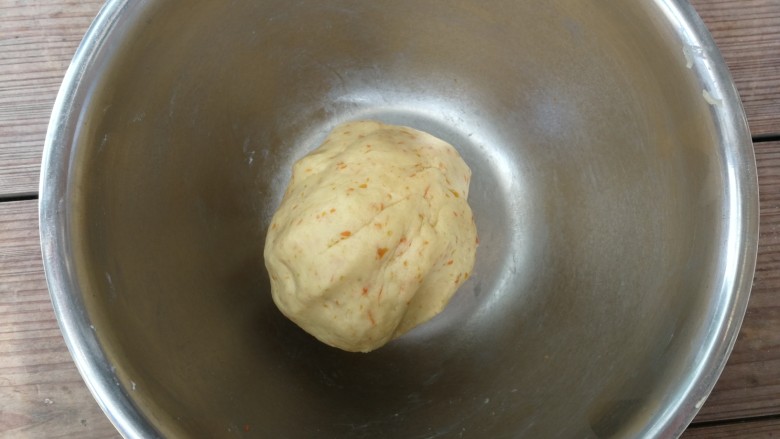 南瓜饼干,用刮刀翻拌均匀后和成团即可,不要过度揉,以免起筋