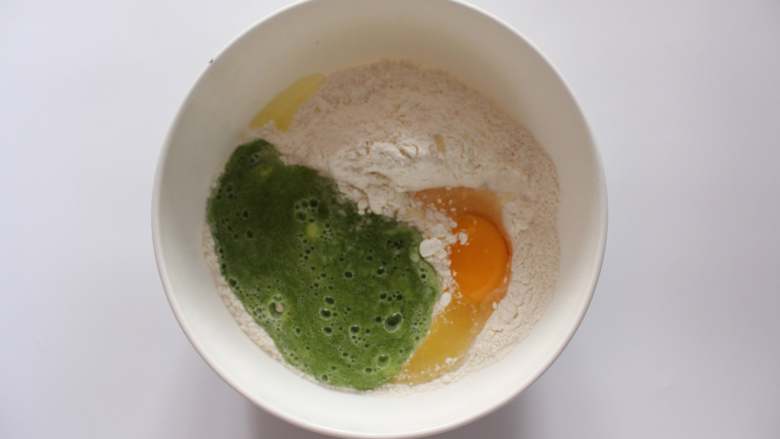 黄瓜蛋饼(适合12个月龄以上的宝宝),黄瓜汁拌入面粉和鸡蛋的碗里,加入盐,拌成糊状,无颗粒状态