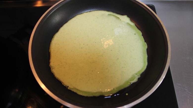 黄瓜蛋饼(适合12个月龄以上的宝宝),舀一勺面糊,均匀摊开