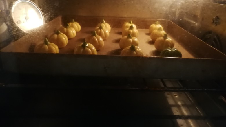 南瓜饼干,烤箱170度预热后,送入烘烤,中层上下火170度30分钟左右