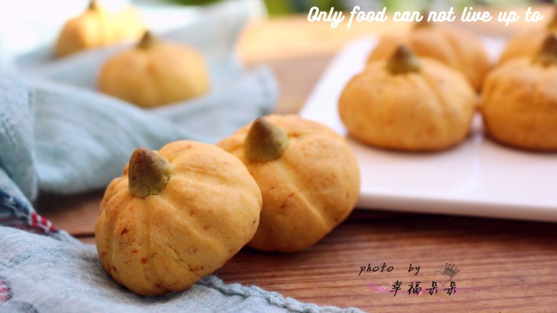 南瓜饼干,萌萌的小南瓜,一口一个哦!带有浓浓的南瓜香味,好吃~