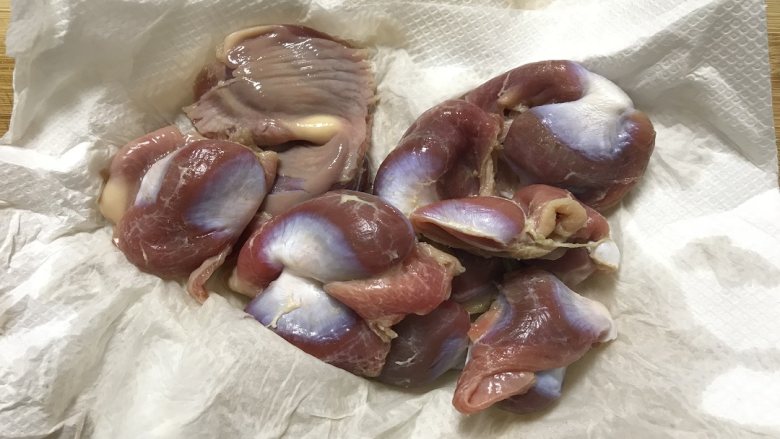刺激你的味蕾:酸辣鸡杂,用厨房纸吸干水