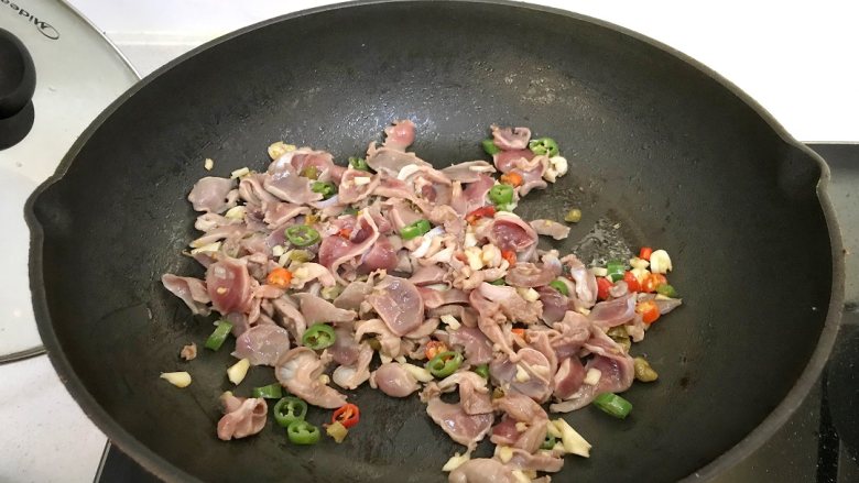 刺激你的味蕾:酸辣鸡杂,再加入黄酒,和红青椒