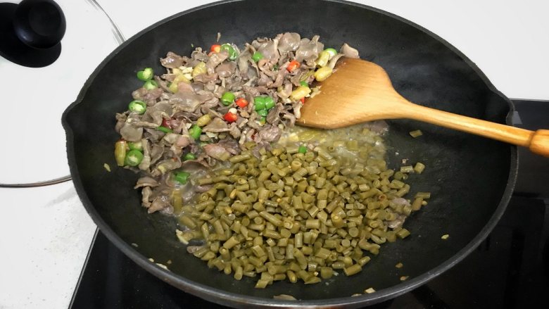 刺激你的味蕾:酸辣鸡杂,倒入酸豆角,继续大火翻炒