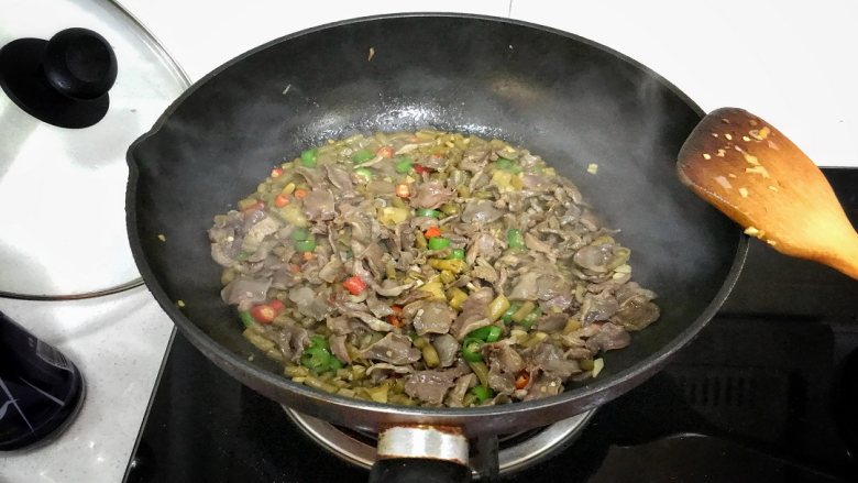 刺激你的味蕾:酸辣鸡杂,端起锅颠勺不停的翻炒,最后加入蒜叶