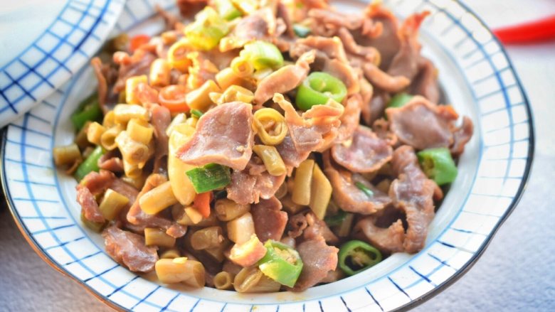 刺激你的味蕾:酸辣鸡杂,出锅装盘