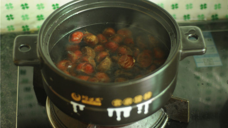 香软板栗鸡,放入开水锅中焖烫,至口开大