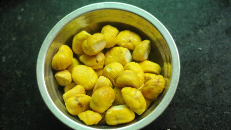 香软板栗鸡,捞出来,趁热剥壳
