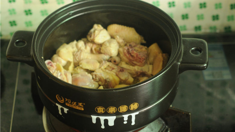 香软板栗鸡,鸡剁成小块,锅里放少许油,将鸡皮和鸡肥油煸炒出大量油后,倒入鸡块大火煸炒