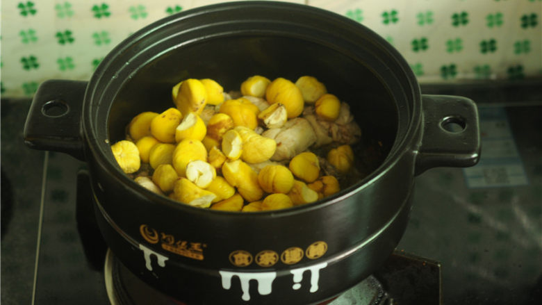香软板栗鸡,炒至鸡块紧缩有些出油的时候,倒入板栗,翻炒几下